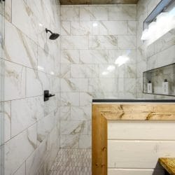 Shower wall in white marble-look tile