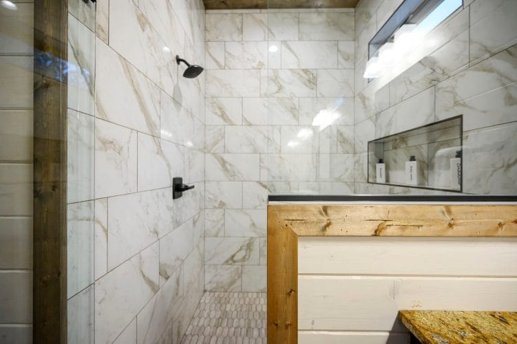 Shower wall in white marble-look tile
